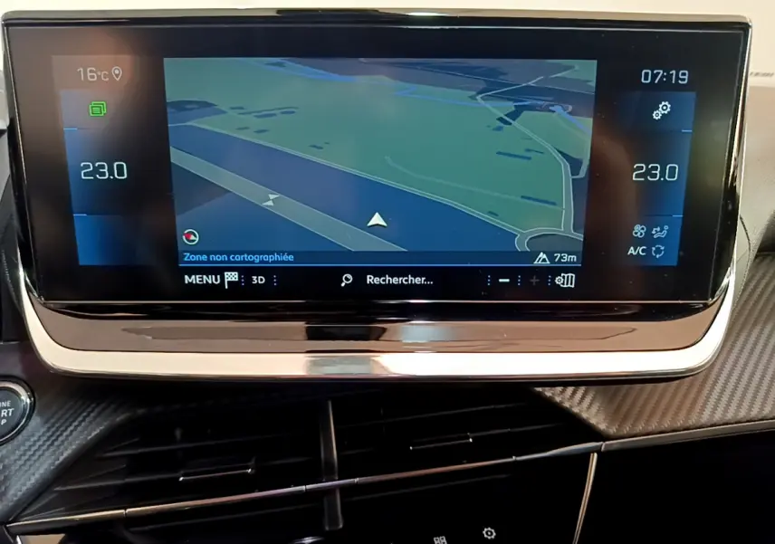 Écran tactile central de navigation et climatisation affichant une carte, intérieur Peugeot 2008 gris clair 2021