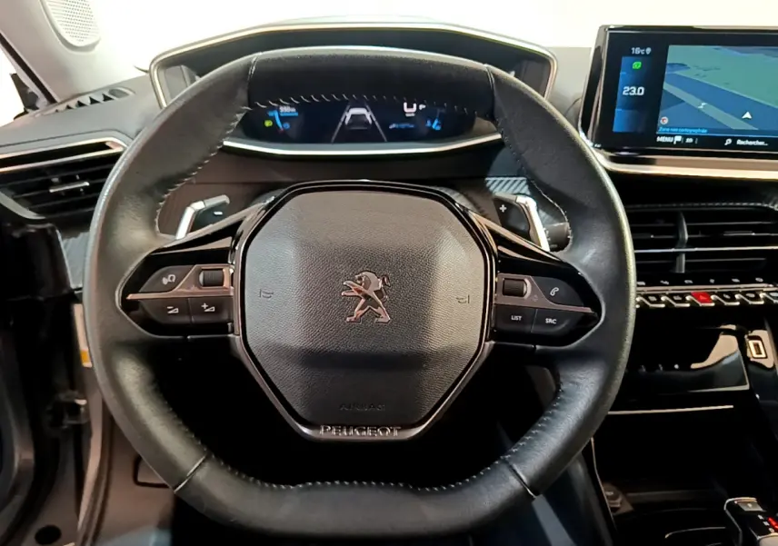 Volant cuir multifonctions de Peugeot 2008 PureTech 130 2021 avec tableau de bord numérique et écran tactile latéral.
