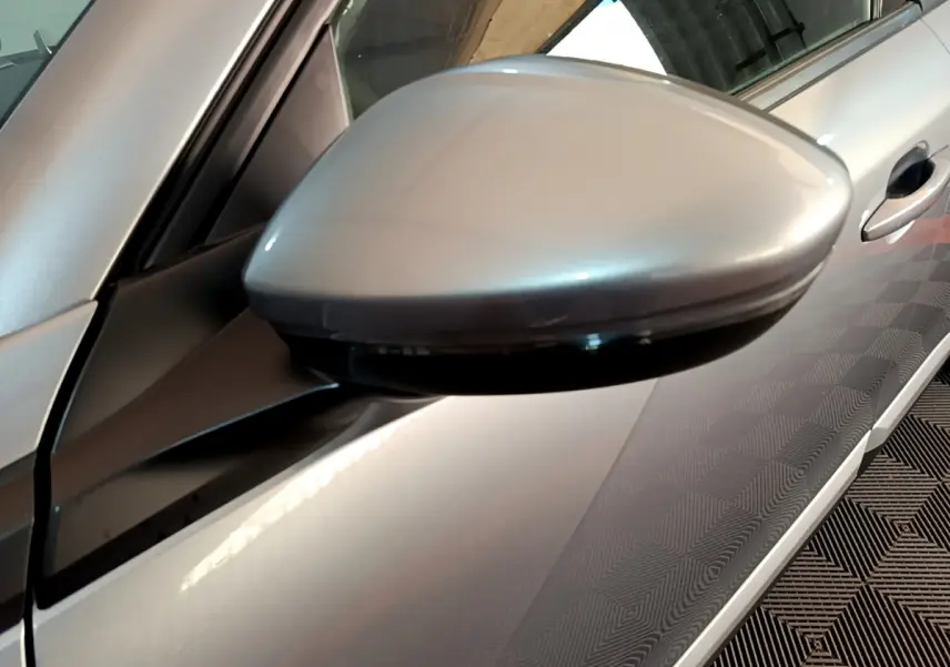 Rétroviseur côté gauche gris clair du Peugeot 2008 PureTech 130 S&S EAT8 Allure Business 2021, vue rapprochée.