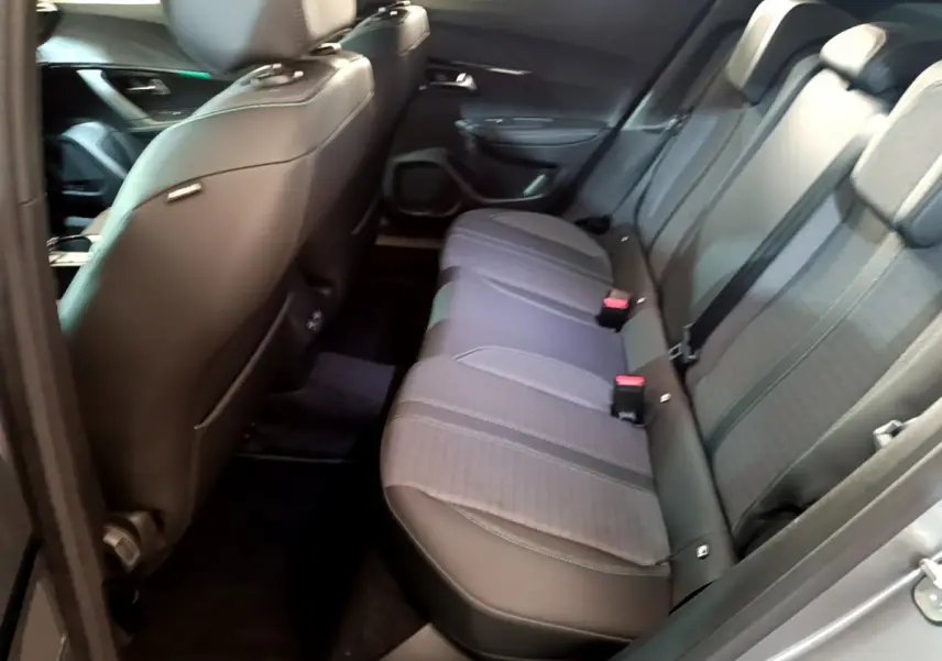 Vue intérieure côté droit des sièges arrière en tissu gris et cuir noir du Peugeot 2008 PureTech 130 Allure Business 2021