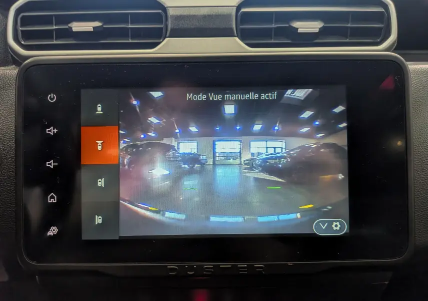 Écran tactile intérieur du Dacia Duster 2023 affichant la caméra de recul avec vue large en mode manuel.