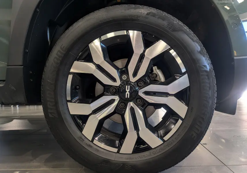 Gros plan sur la jante alliage biton du Dacia Duster 2023 Kaki Lichen, avec pneu Bridgestone visible.