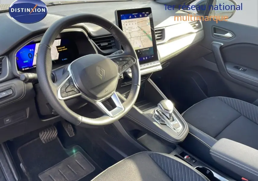 Vue intérieure côté conducteur du Renault Symbioz 2025, tableau de bord moderne avec écran tactile central et volant multifonction.