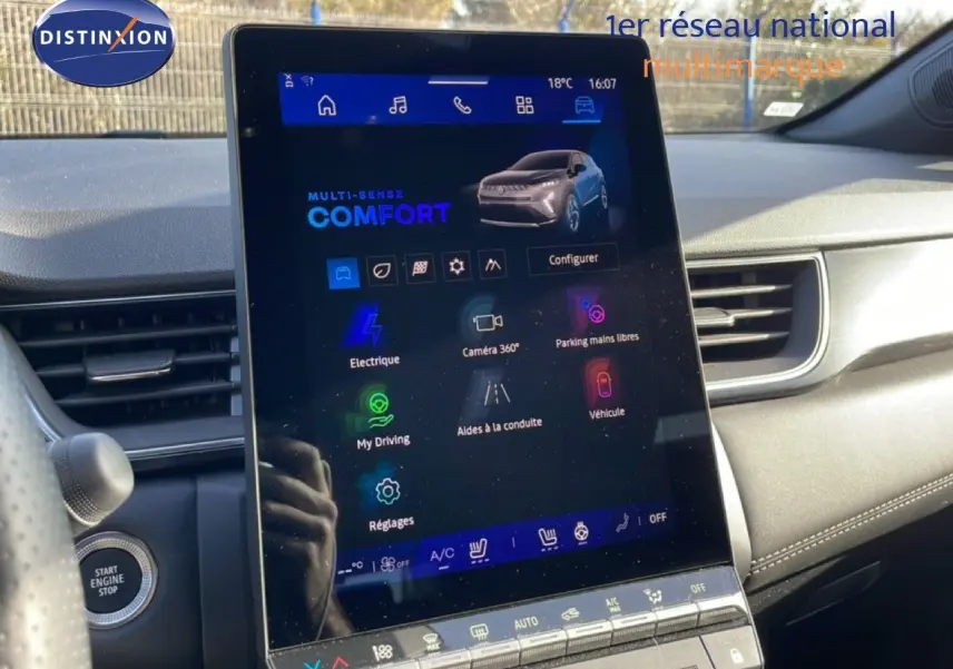 Vue intérieure centrée sur l'écran tactile du tableau de bord du Renault Symbioz gris cassiopée, affichant le mode confort.
