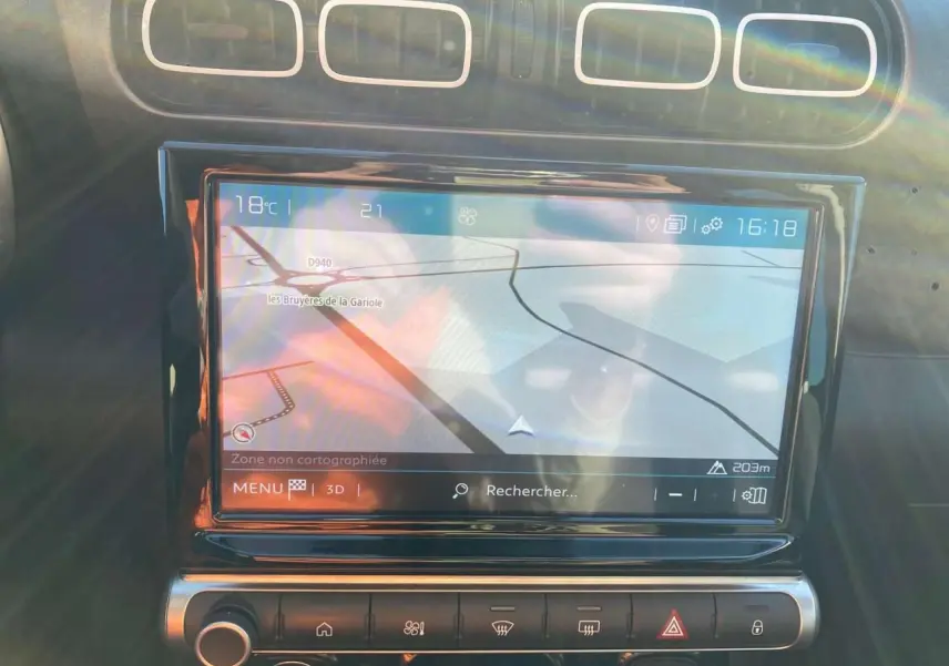 Écran tactile central du tableau de bord du Citroën C3 Aircross gris foncé 2024 affichant la navigation GPS.