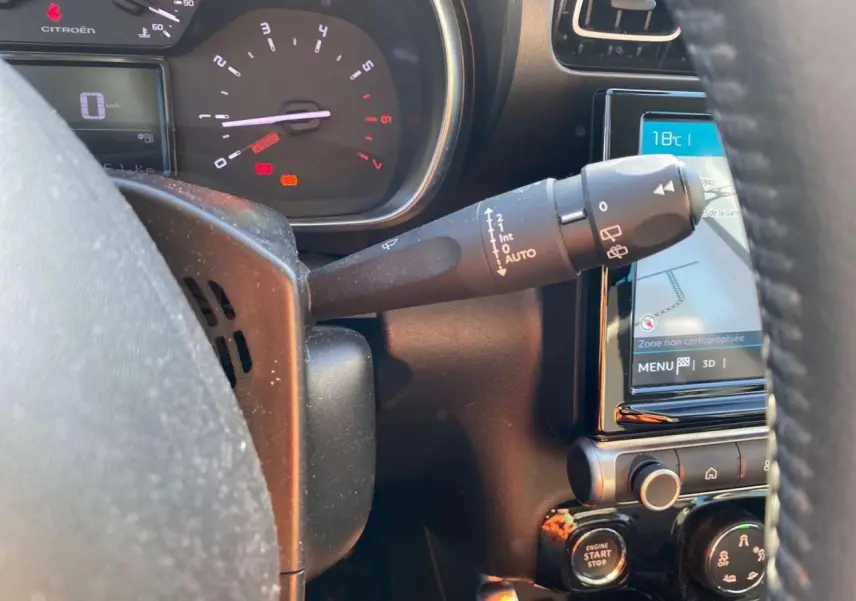 Vue rapprochée du tableau de bord et volant du Citroën C3 Aircross 2024, avec écran tactile et commandes visibles.