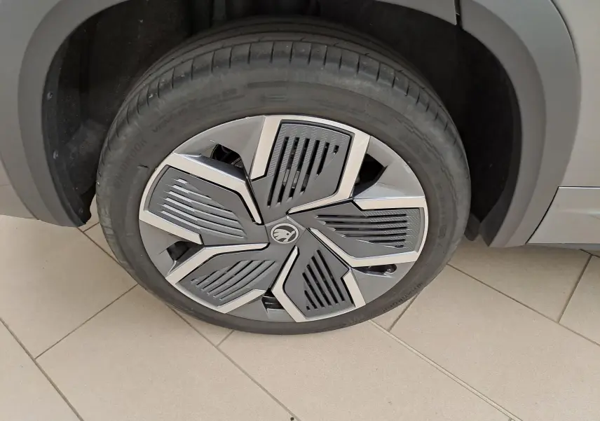Gros plan sur la jante alliage 20'' Rila anthracite avec enjoliveur Aéro noir du Skoda Kodiaq Gris Graphite, côté droit.