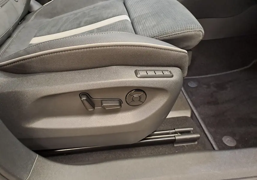 Gros plan sur les commandes de réglage électrique du siège avant droit du Skoda Kodiaq Sportline gris graphite 2025.