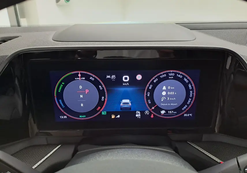 Vue rapprochée du tableau de bord numérique du Skoda Kodiaq 2025, affichage digital clair avec indicateurs de vitesse et autonomie.