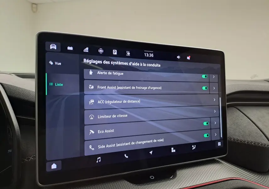 Écran tactile central du Skoda Kodiaq 2025 affichant les réglages des aides à la conduite, intérieur moderne et épuré.