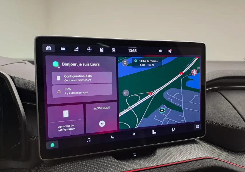 Écran tactile central du Skoda Kodiaq 2025 affichant navigation et assistant vocal dans l'habitacle.