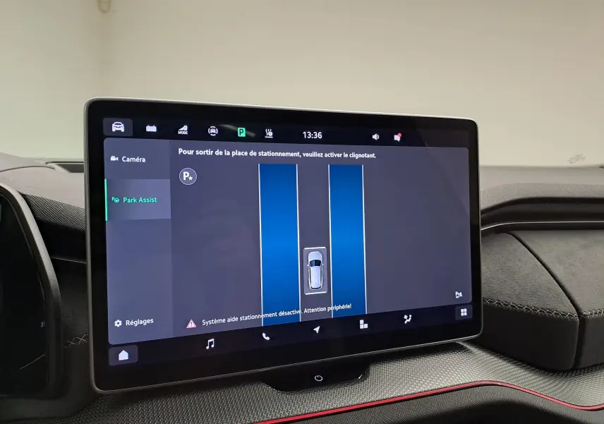 Écran tactile central du Skoda Kodiaq gris graphite affichant l'assistance au stationnement en vue de dessus.