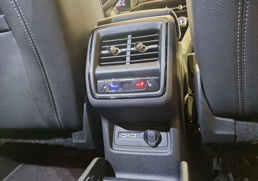 Vue rapprochée de la console arrière avec commandes de climatisation et ports USB du Skoda Kodiaq gris graphite 2025.