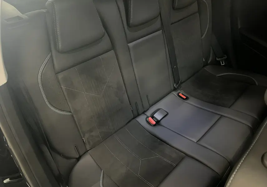 Vue rapprochée des sièges arrière en cuir noir du Peugeot 2008 Crossway, montrant les ceintures de sécurité et les finitions en surpiqûres.