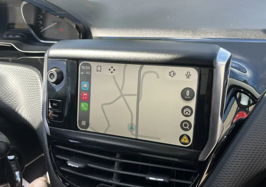 Vue rapprochée de l'écran tactile central avec navigation GPS dans l'habitacle noir du Peugeot 2008 Crossway 2018.