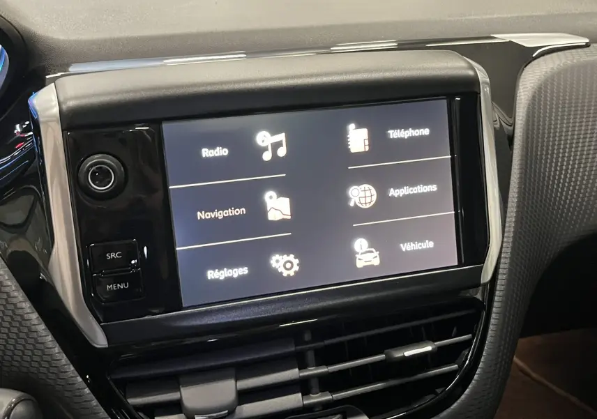 Vue rapprochée de l'écran tactile central du tableau de bord noir du Peugeot 2008 Crossway 2018 affichant les menus radio, navigation et téléphone.