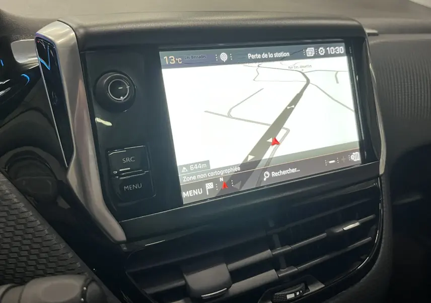 Vue rapprochée de l’écran tactile de navigation du tableau de bord noir du Peugeot 2008 Crossway 2018.