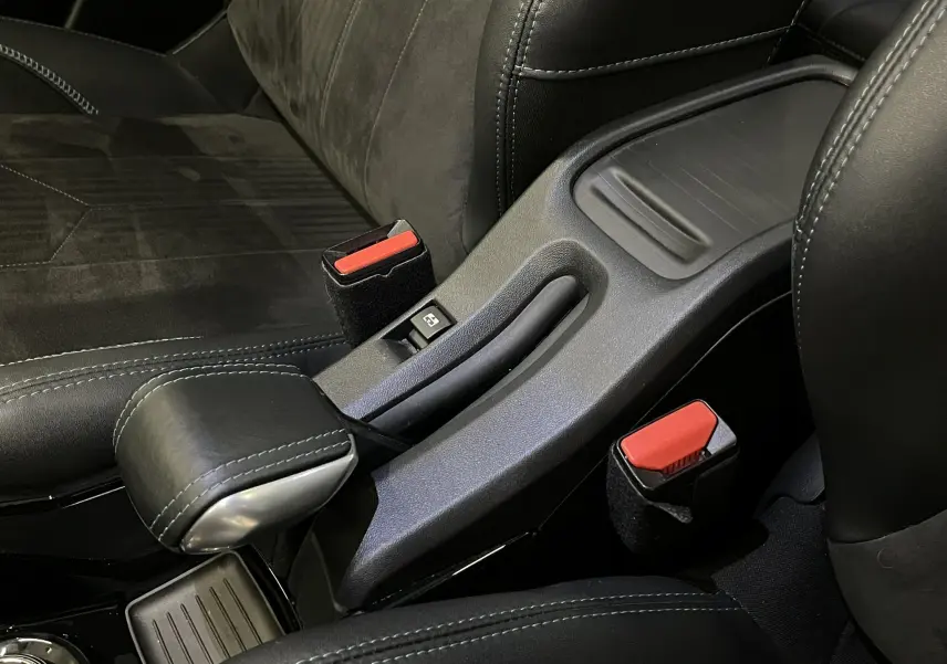 Vue rapprochée de la console centrale noire avec frein à main manuel et sièges en cuir noir du Peugeot 2008 Crossway 2018.
