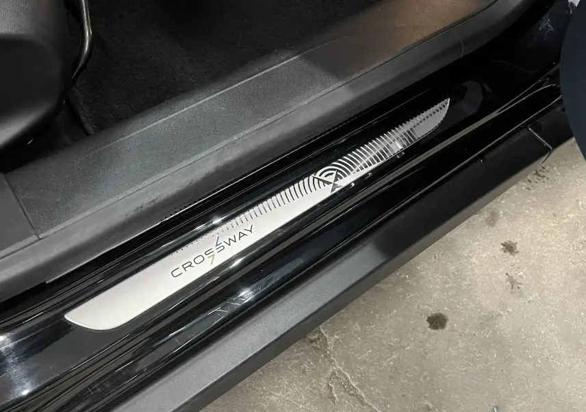 Gros plan sur la plaque de seuil de porte noire du Peugeot 2008 Crossway avec logo et inscription CROSSWAY visible.