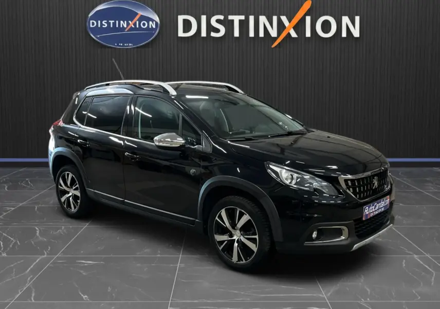 Peugeot 2008 Crossway noir en 3/4 avant droit, avec jantes alliage et barres de toit argentées visibles.