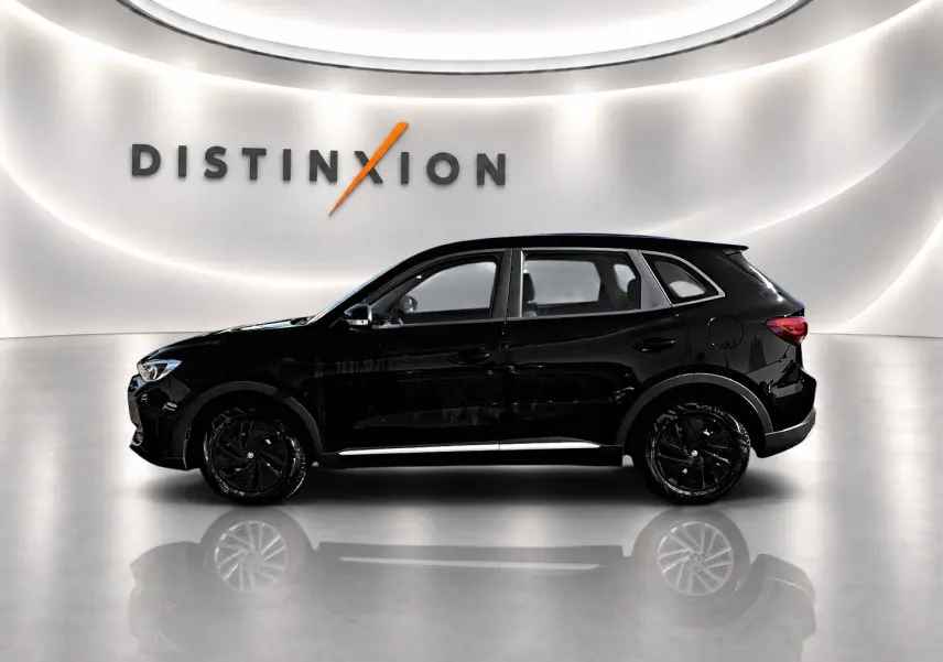 Vue de profil côté gauche d'un MG ZS 1.5 hybrid 197 noir, avec jantes noires et boucliers couleur carrosserie.