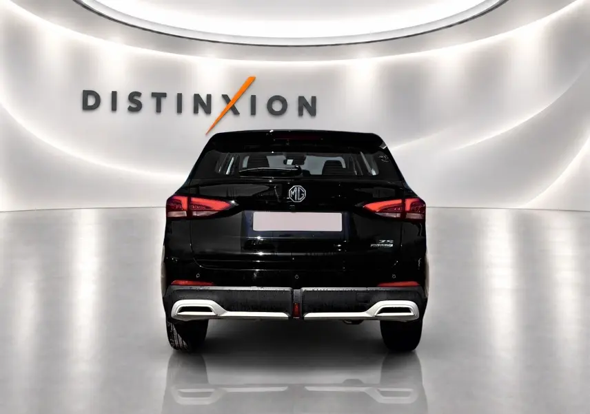 Vue arrière d'un MG Motor ZS 1.5 hybrid noir 2026 avec feux LED et double sortie d'échappement chromée.