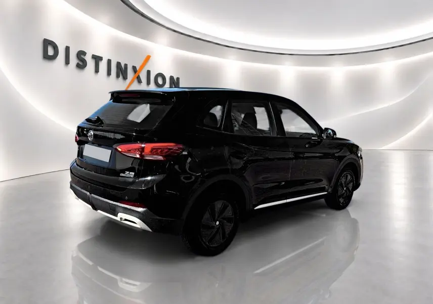 Vue 3/4 arrière droite du SUV MG ZS 1.5 hybrid noir brillant avec feux arrière LED et becquet arrière.
