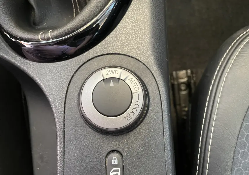 Sélecteur de mode 4x4 avec options 2WD, Auto et Lock sur console centrale du Nissan Qashqai blanc 2013.