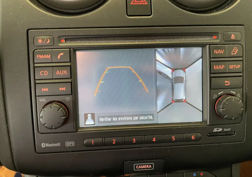 Écran de caméra de recul et vue 360° du tableau de bord du Nissan Qashqai blanc 2013, version Connect Edition.