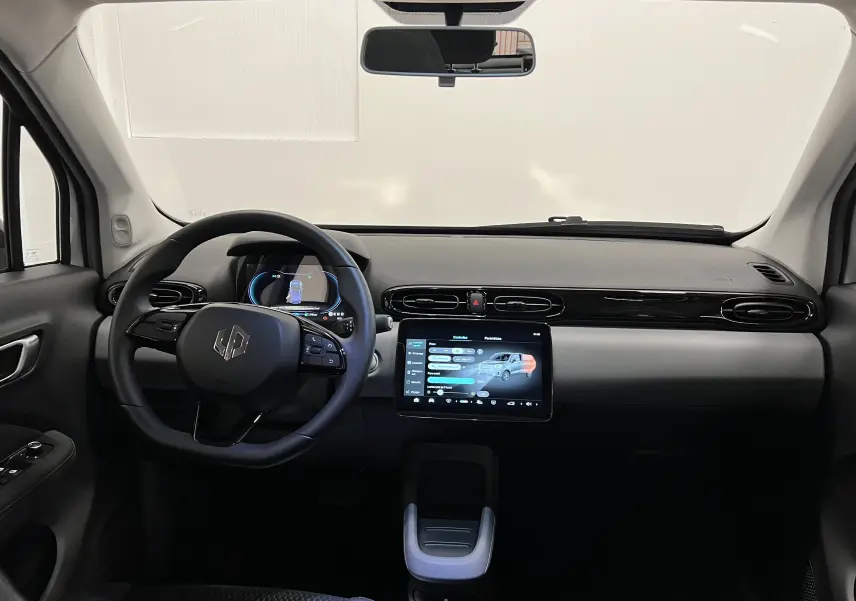 Vue intérieure avant du tableau de bord et volant noir de la Renault ZOE LEAPMOTOR T03 2024 avec écran tactile central allumé.