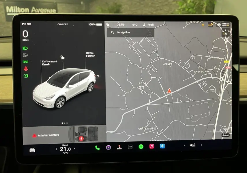 Écran tactile intérieur affichant la navigation et la Tesla Model Y blanche vue de 3/4 avant en simulation.