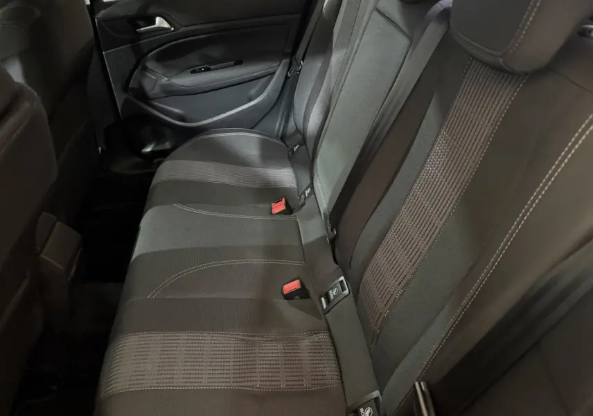 Vue intérieure de la banquette arrière noire de la Peugeot 308 Puretech 130 S&S EAT8 Allure 2020.