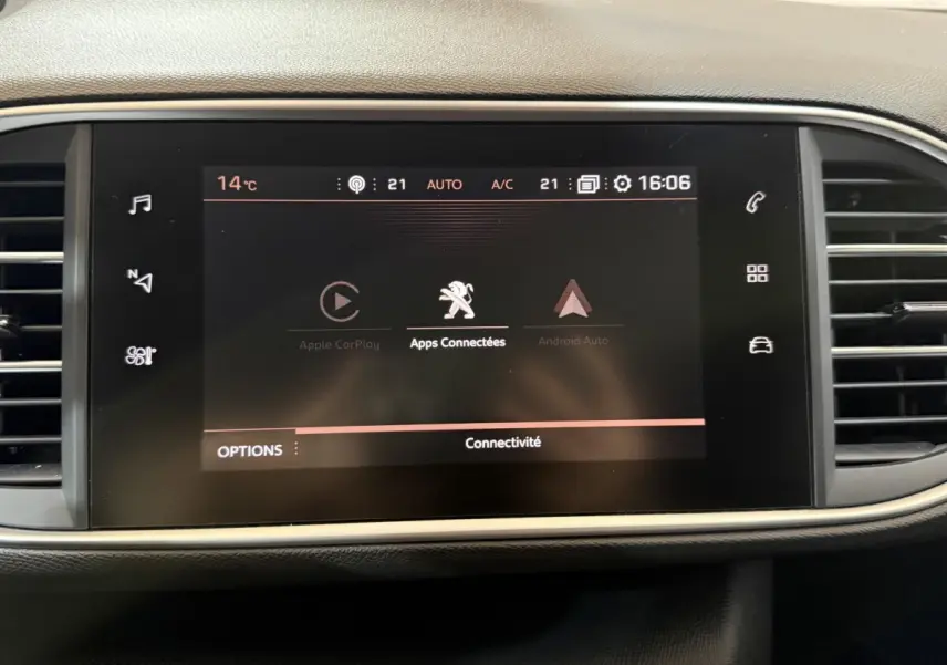 Écran tactile central affichant les applications connectées dans l’habitacle d’une Peugeot 308 noire de 2020.