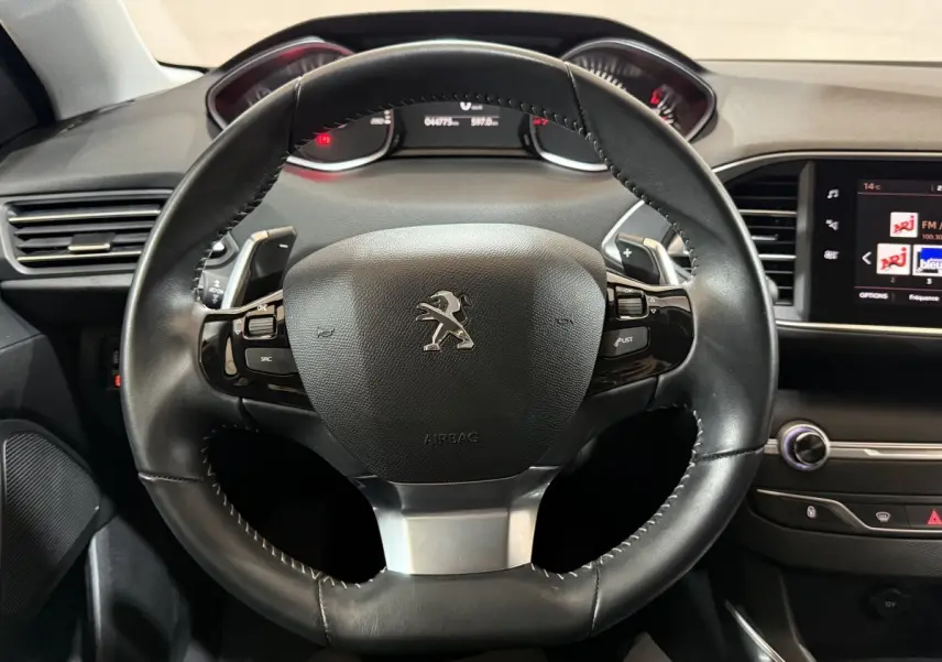 Volant cuir noir de Peugeot 308 Puretech 130 S&S Allure 2020 avec commandes intégrées et tableau de bord numérique.