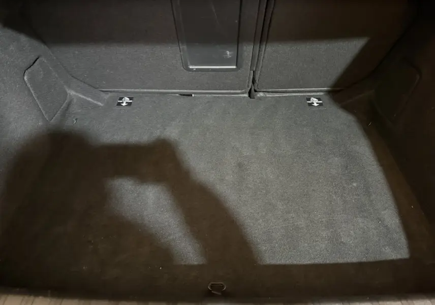 Vue plongeante sur le coffre noir vide de la Peugeot 308 Puretech 130 S&S EAT8 Allure de 2020.