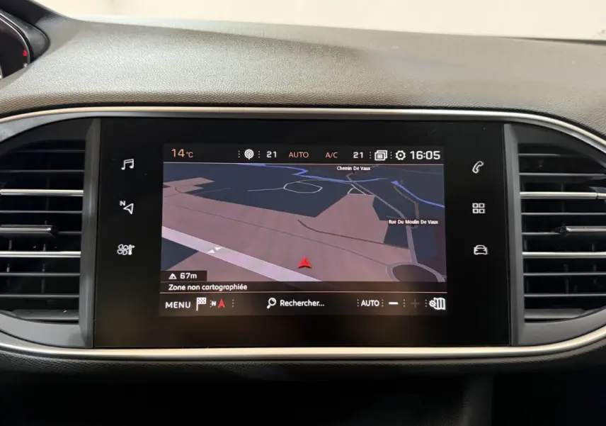 Écran tactile central du tableau de bord de la Peugeot 308 noir, affichant la navigation GPS en intérieur.