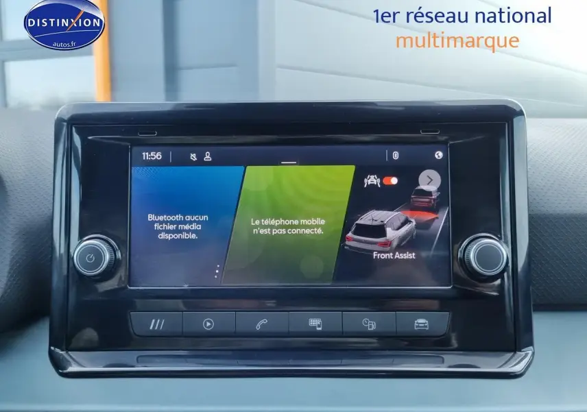 Écran tactile central du tableau de bord du SEAT Arona blanc 2023, affichant l'assistance Front Assist.