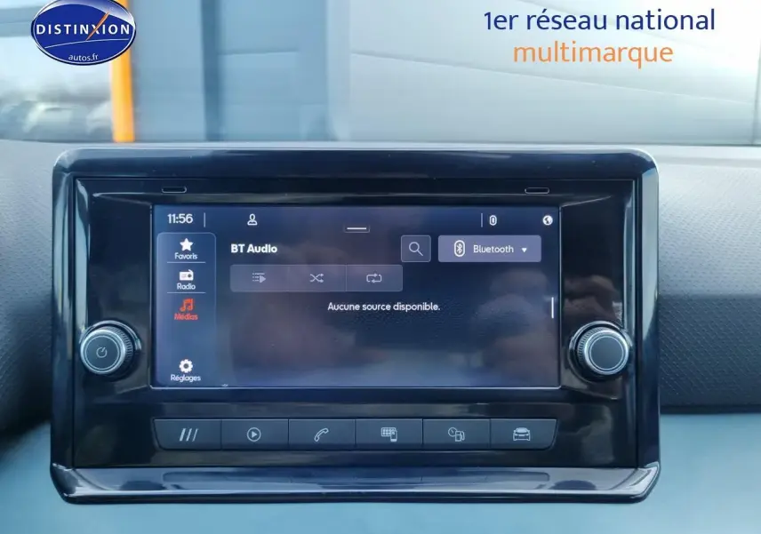 Écran tactile central de la SEAT Arona blanc, vue de face sur le tableau de bord intérieur.