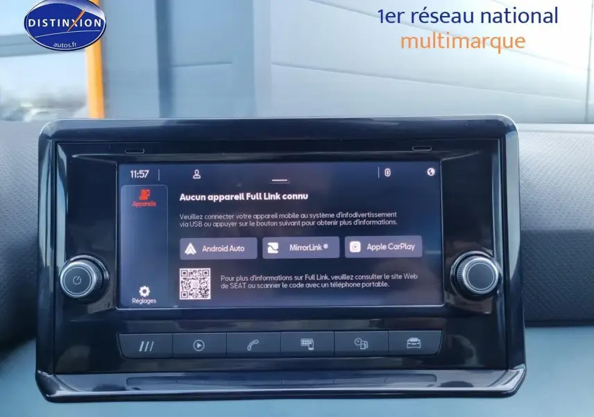 Écran tactile central du tableau de bord du SEAT Arona blanc, affichant les options Android Auto et Apple CarPlay.