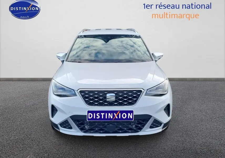 Vue frontale d’un SEAT Arona blanc 2023 avec calandre et phares LED distinctifs sur fond neutre.
