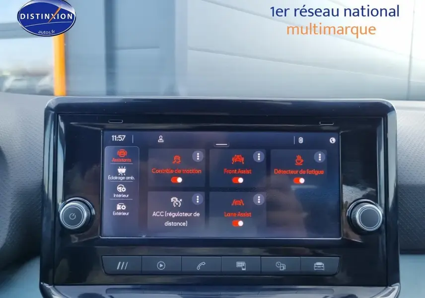 Écran tactile central du tableau de bord du SEAT Arona blanc, affichant les aides à la conduite activées.