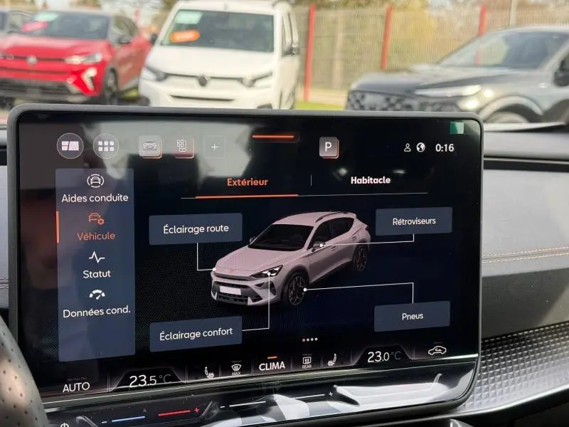 Écran tactile intérieur montrant la configuration extérieure d'une CUPRA Formentor gris Graphène en vue 3/4 avant.