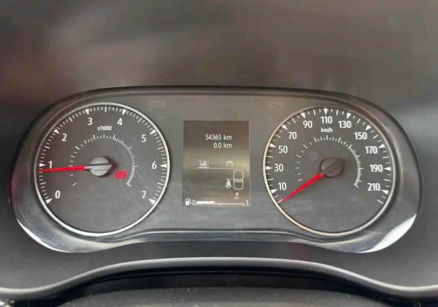 Vue rapprochée du tableau de bord de la Dacia Sandero Stepway Expression ECO-G 2022 avec compteur et écran multifonctions.