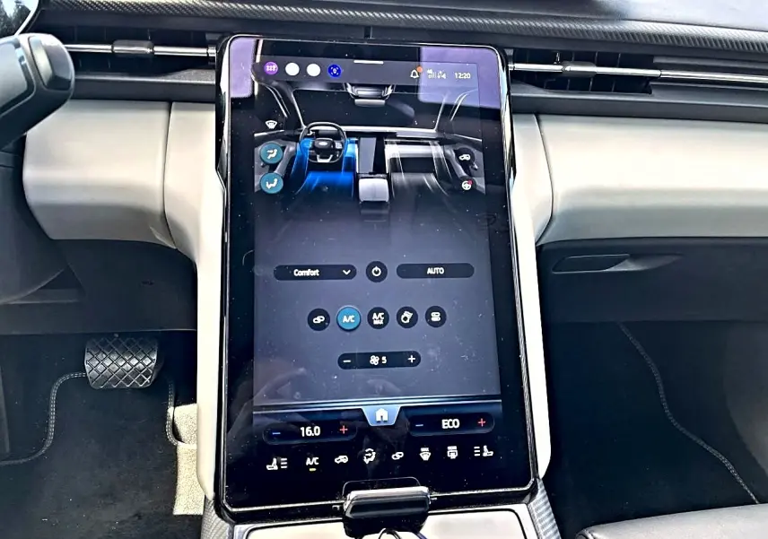 Vue rapprochée de la console centrale avec grand écran tactile noir dans l'habitacle clair du Ford Explorer gris électrique 2025.
