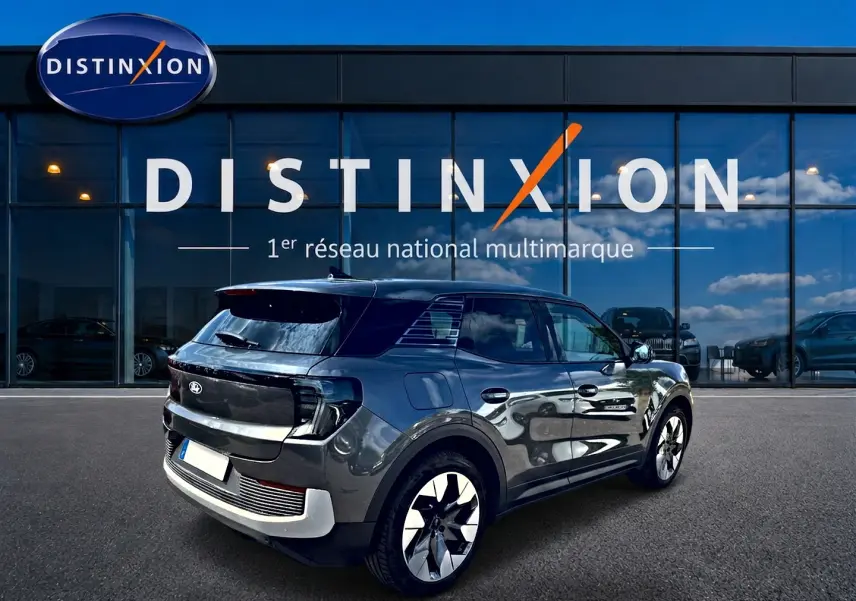 Vue 3/4 arrière droite du Ford Explorer électrique gris métallisé, avec jantes alu et vitres surteintées.