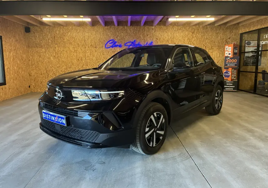 Opel Mokka 1.2 Turbo Hybrid noir en 3/4 avant droit, avec jantes distinctives et calandre moderne.