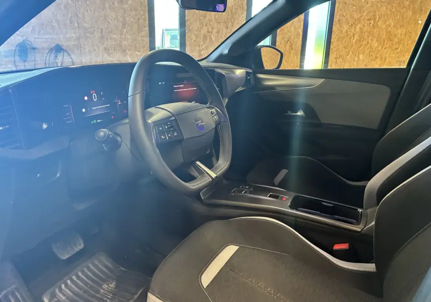 Vue intérieure côté conducteur de l’Opel Mokka 2025 noir, avec tableau de bord numérique et volant multifonction.