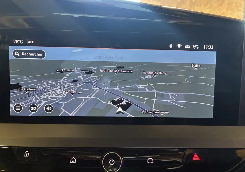 Écran tactile du système de navigation de l’Opel Mokka noir 2025, vue intérieure centrée sur la carte GPS.