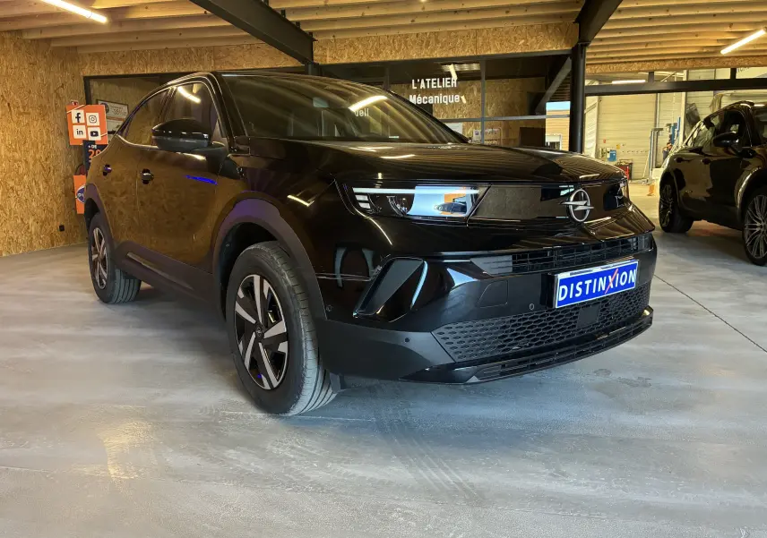 Opel Mokka 2025 noir vue 3/4 avant droit, avec calandre moderne et jantes alliage distinctives.