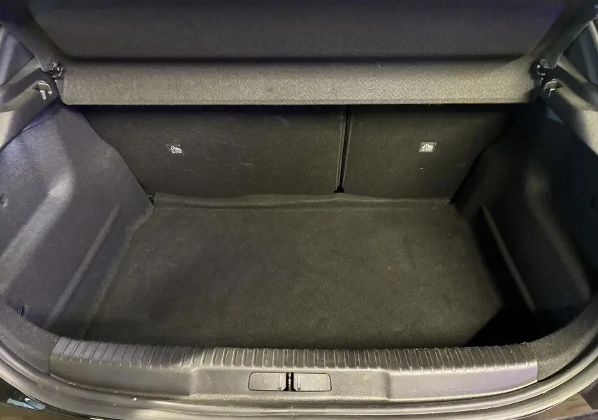 Coffre ouvert vu de face de l’Opel Mokka 2025 noir, version hybride, montrant un espace de chargement vide et propre.